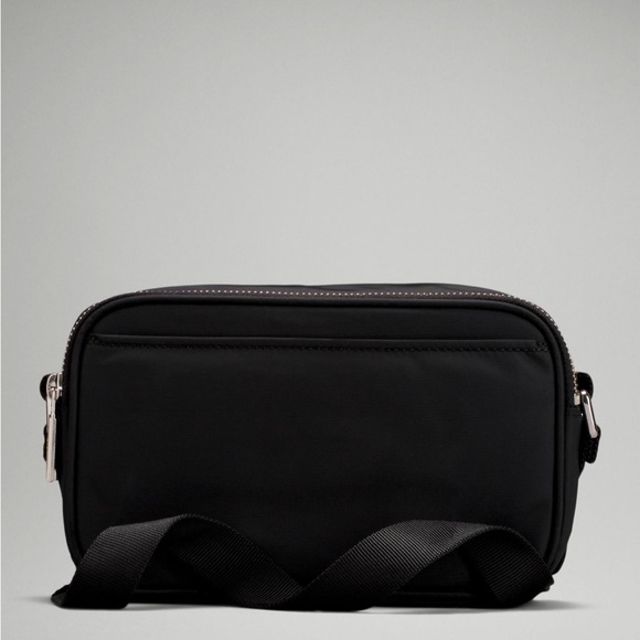 NWT LULULEMON ATHLETICA Black Crossbody Camera Bag 2L - Picture 3 of 4